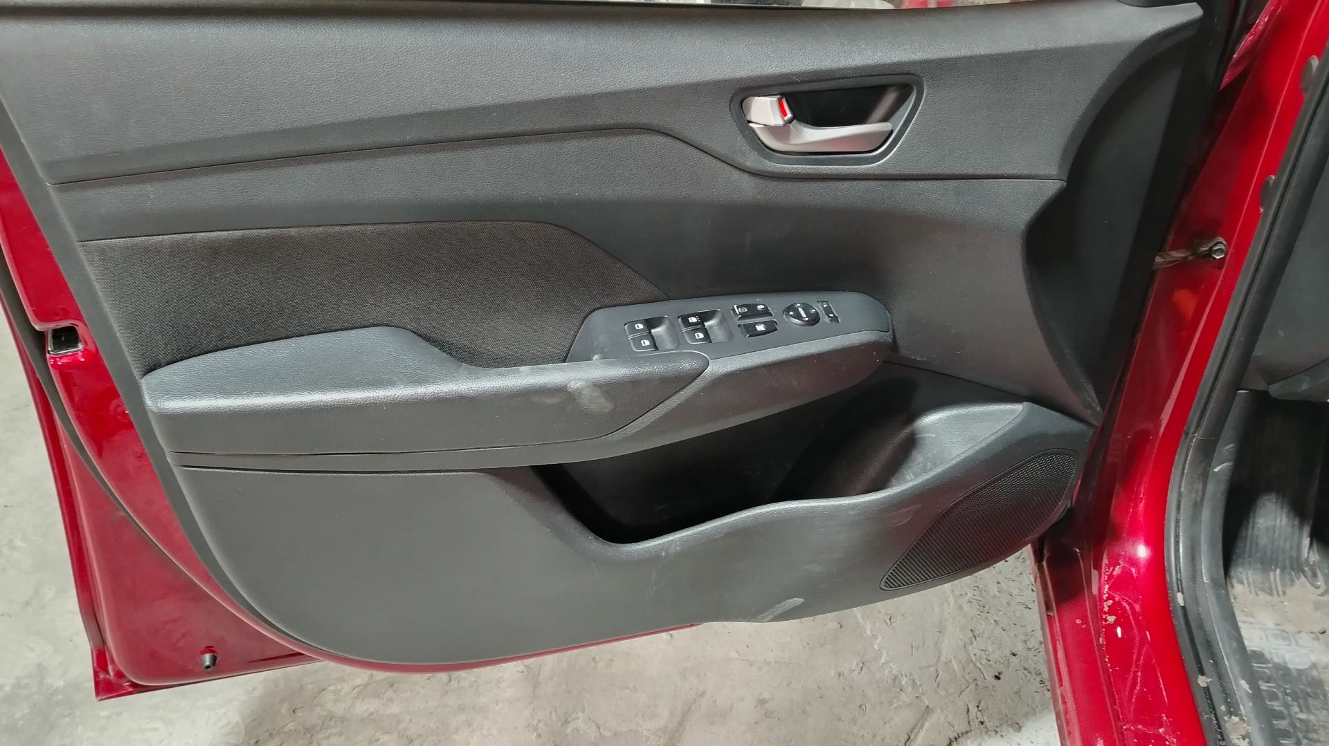 Как снять обшивку передних дверей Hyundai Solaris