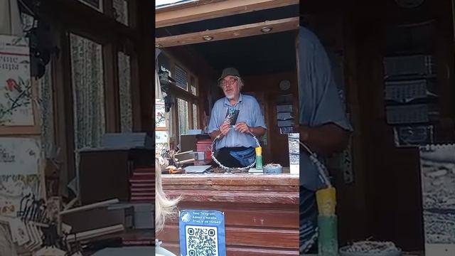 Профессор-орнитолог Питерского ВУЗа. Живет по 6 месяцев на Куршской косе.