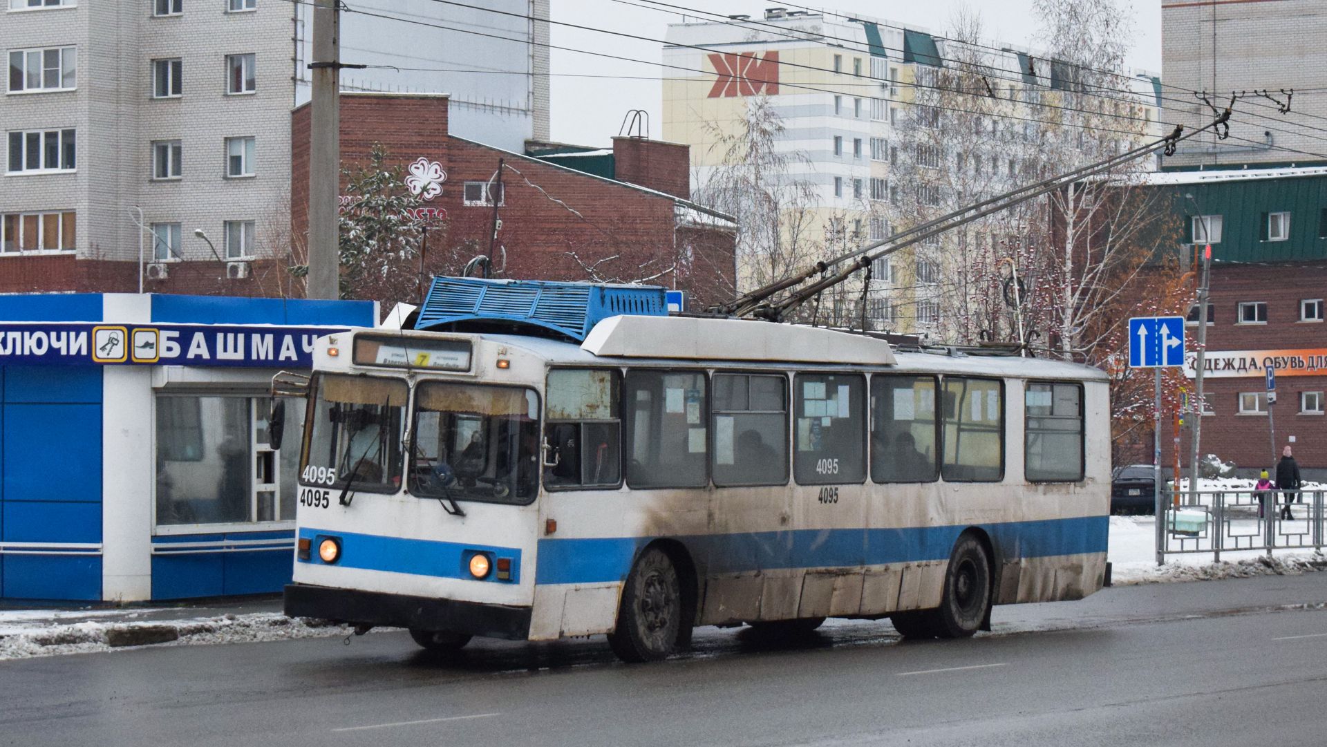 Троллейбус ЗиУ-682 КВР БТРМ-4095. Покатушки по Барнаулу с воющим мостом. смотреть онлайн