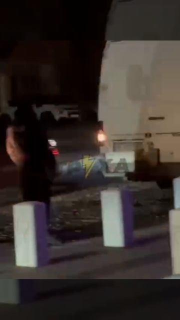 в Днепре мужик спасаясь от ТЦК видимо решил вселиться в билборд смотреть онлайн