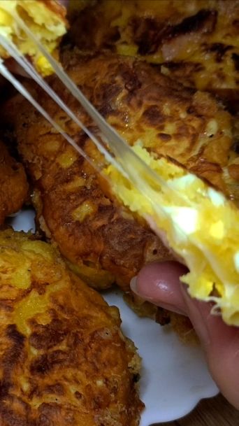 Ленивые пирожки с яйцом, колбасой и сыром на сковороде. #рецепты смотреть онлайн