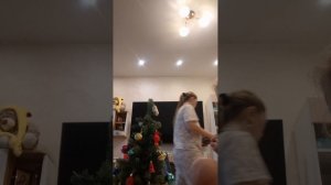 я украшают ёлкеэу на новый год