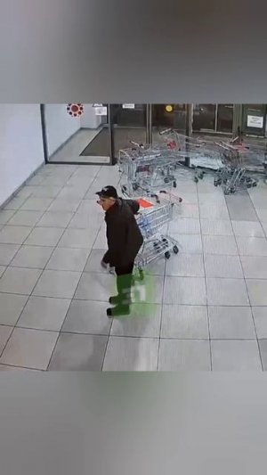 В челябинском магазине охранник упустил тележки на эскалаторе и они сбили с ног девушку. 

Работник