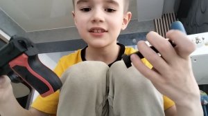 Показываю игрушечную модель пистолета.