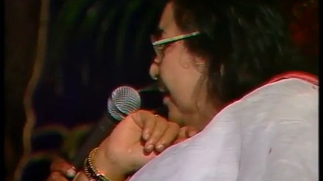 Шри Матаджи поёт свою любимую с детства песню- Бхаджан "Bhaya Kaya Taya" смотреть онлайн