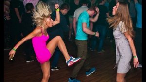 Девушки танцуют под убойный музон.👍👍👍