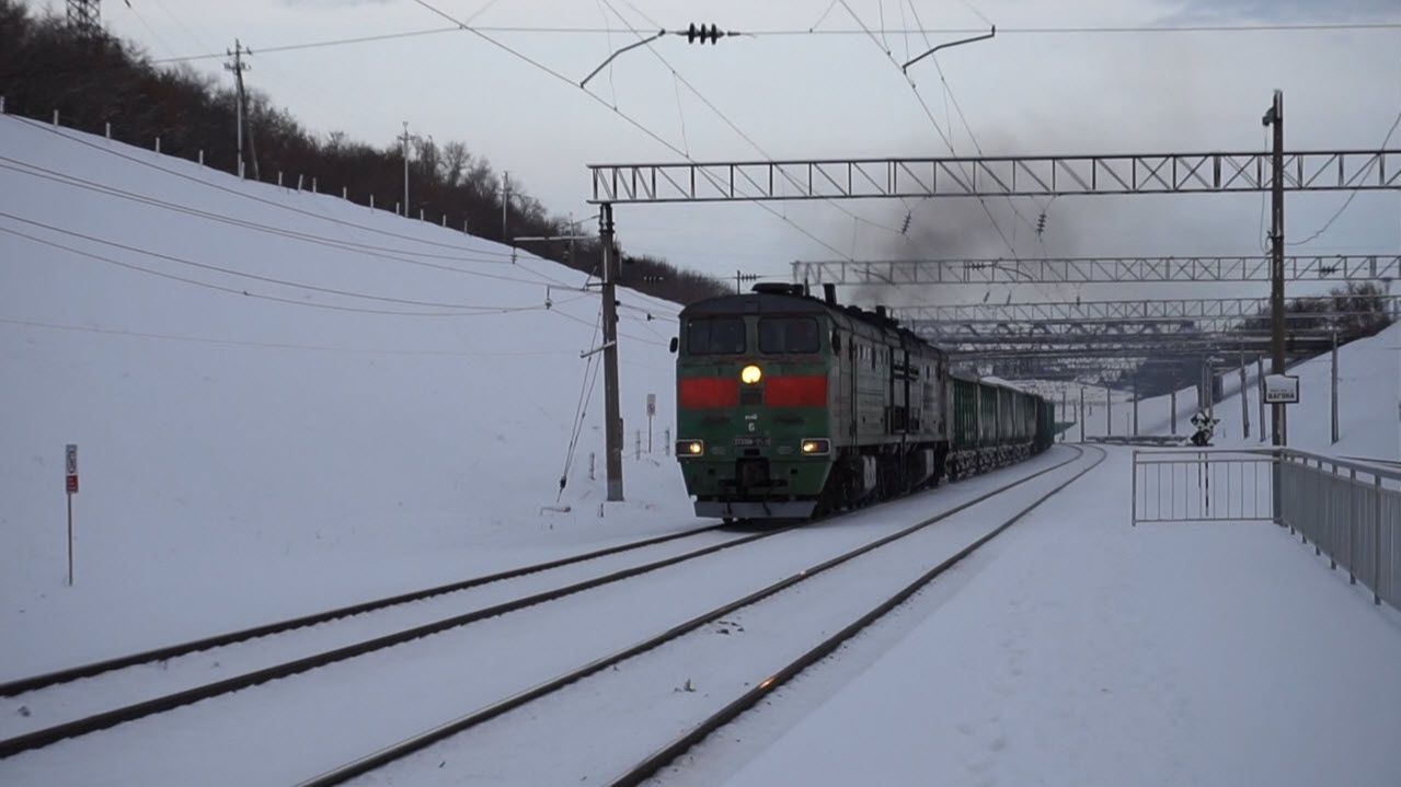 Тепловоз 2ТЭ10М-3541 на подъёме с подгоревшей секцией. Звук 10Д100. смотреть онлайн