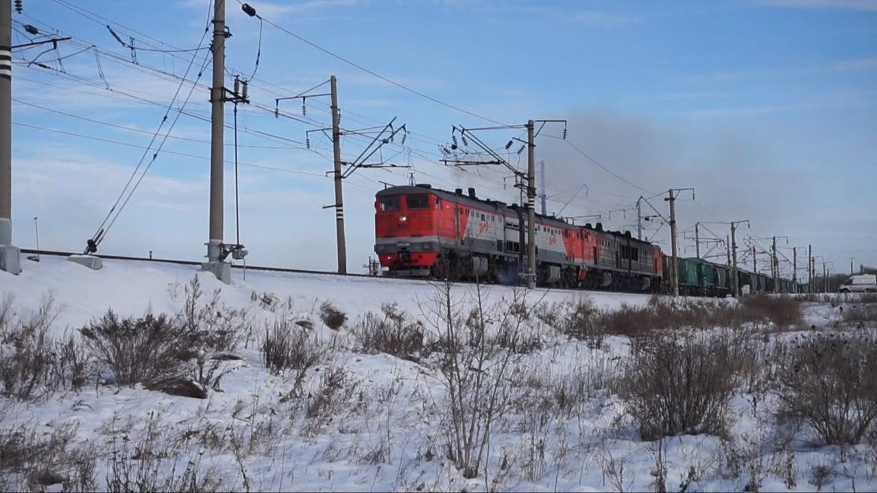 Тепловозы 2ТЭ10М-3389 и 2ТЭ10У-0460. Двойная тяга берёт разбег. Звук 10Д100. смотреть онлайн