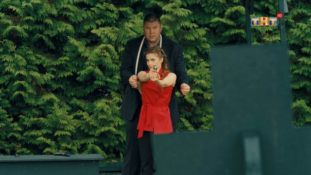 СашаТаня. Гена учит стрелять Еву из: пистолетов, винтовок, дробовиков, автоматов смотреть онлайн