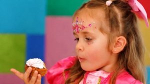 Майя и папа готовят мороженое и фруктовые смузи