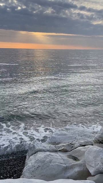 Сегодняшний закат на пляже Белые Скалы в Абхазии в Цандрипше (6 декабря, ЗИМА-2025-2026) смотреть онлайн