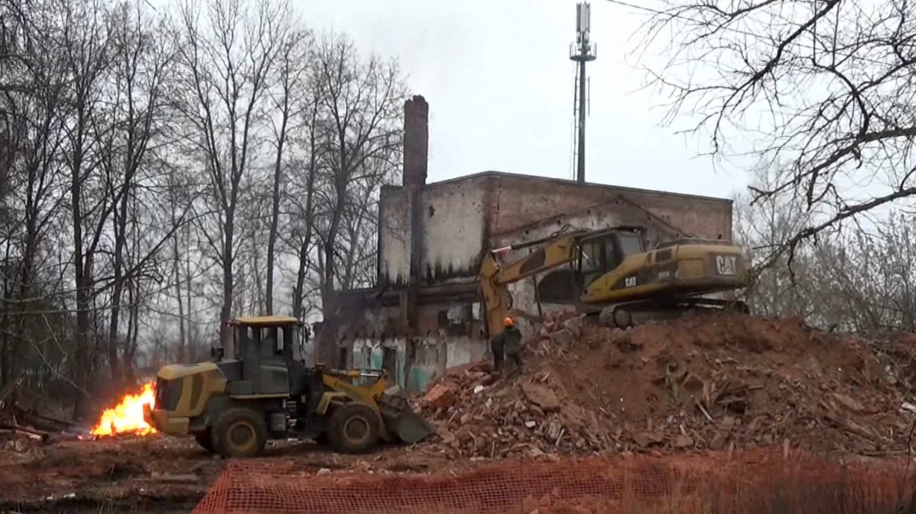 Снос старого здания Дома Культуры в районе Нововязники в городе Вязники. Съемка 05.12.2025 смотреть онлайн