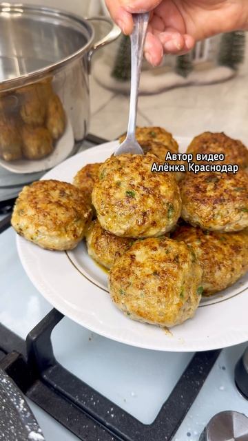 Котлетки в сметанно-грибном соусе смотреть онлайн