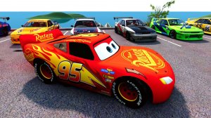 МУЛЬТИКИ ПРО МАШИНКИ. Кувырки в воздухе. Машинки МАКВИН летят с обрыва.