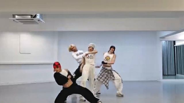 XLOV 叫^HE 'Rizz' Dance Practice