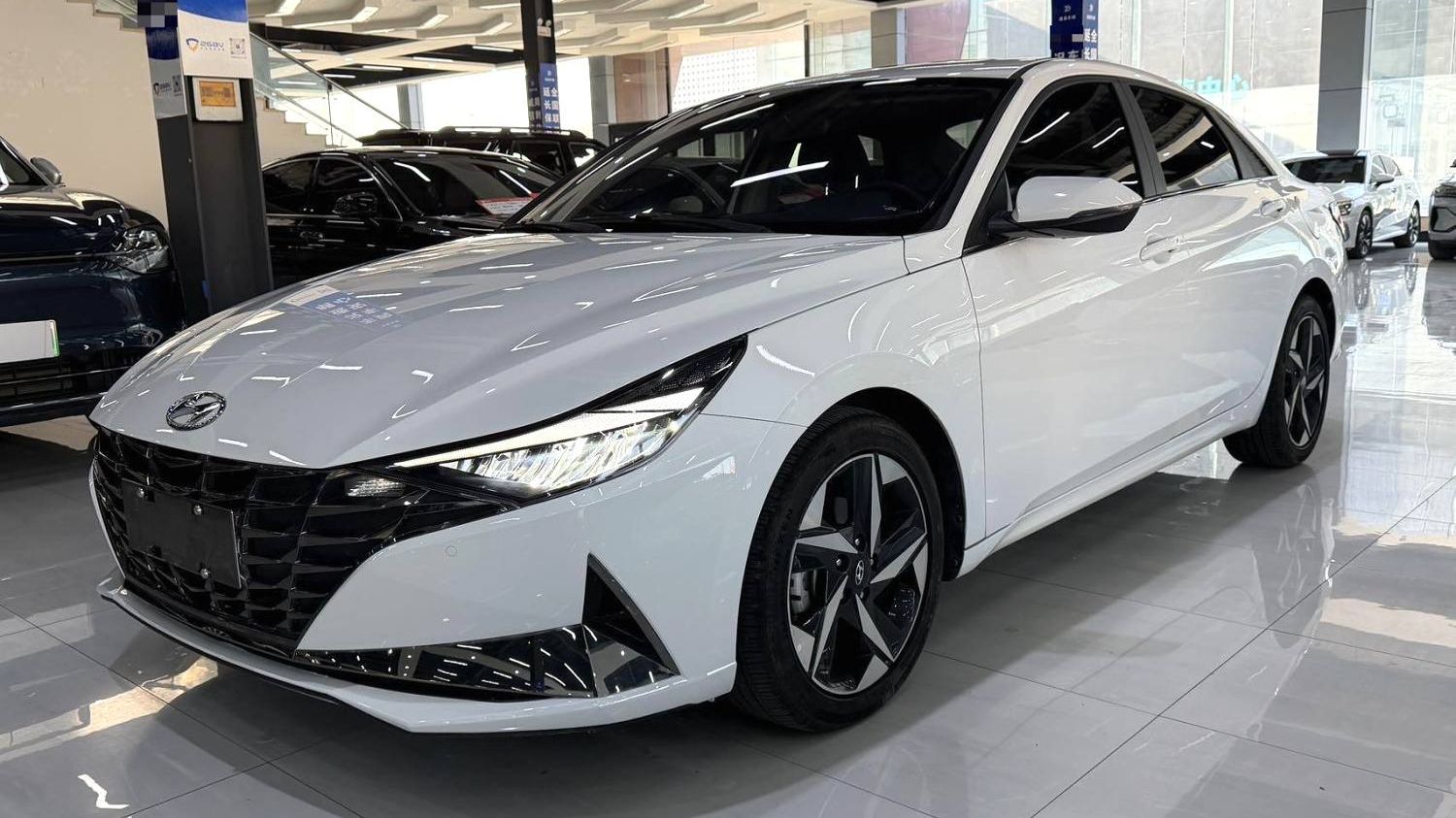 Hyundai Elantra Sedan смотреть онлайн