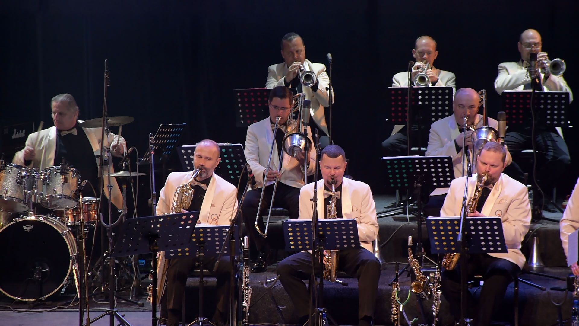 Мы начинаем прямо здесь - оркестр имени Олега Лундстрема