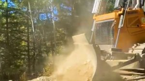 Водитель бульдозера Открывает Новую Горную Дорогу Через Густой лес, Удивительная работа опытного