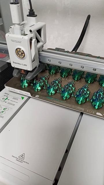 Процесс печати брелков на 3Д принтере Bambu Lab A1 смотреть онлайн