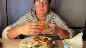 МУКБАНГ/А НЕ ОТКУШАТЬ МНЕ ЯИЧНИЦУ С ПОМИДОРКОЙ И ЧАЕЧКОМ ЗАПИТЬ/А РУКИ ВЫТРУ ОБ ХАЛАТ😉/