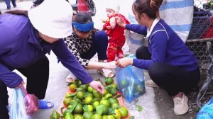 Мама поневоле, Дуонг снова собирает урожай и продает на рынке, нужно чем то кормить малыша.