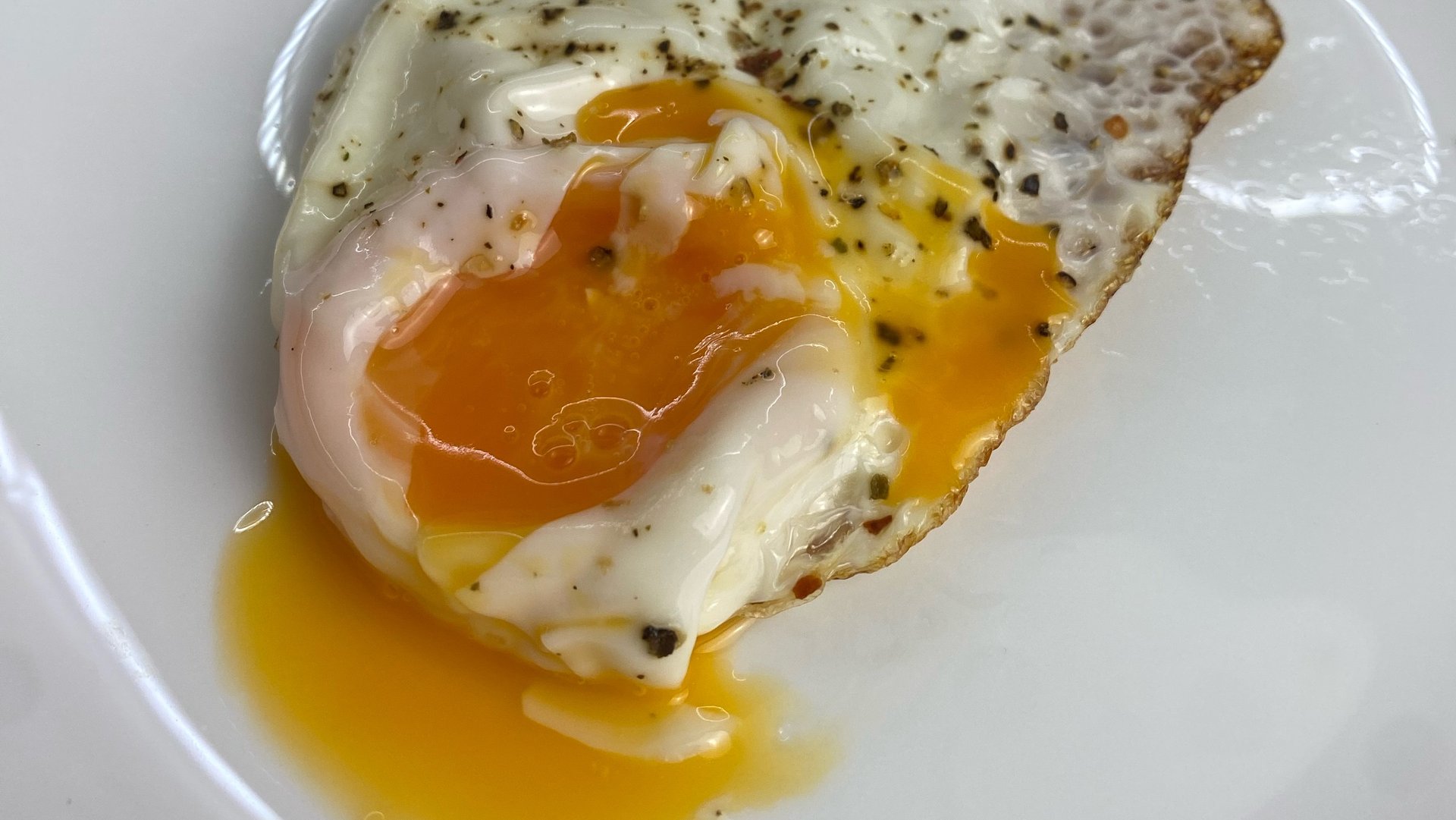 Как жарить яичницу на чугунной сковороде, чтобы не пригорало. смотреть онлайн