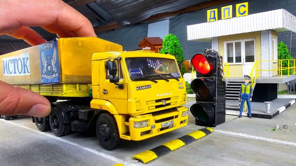 Машины проезжают лежачий полицейский. Про машинки