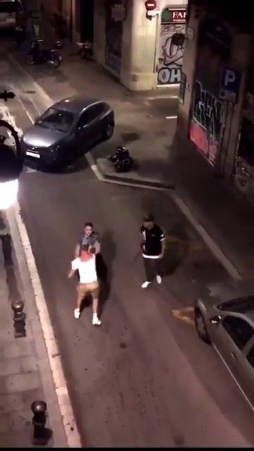 #Полиция Копы под прикрытием пытаются арестовать боксера, дата и место съемки неизвестны . смотреть онлайн