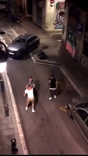 #Полиция Копы под прикрытием пытаются арестовать боксера, дата и место съемки неизвестны .