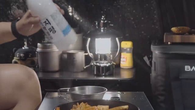 Индивидуальный кемпинг в сильный дождь . Уютная атмосфера . Отдых в палатке ASMR смотреть онлайн