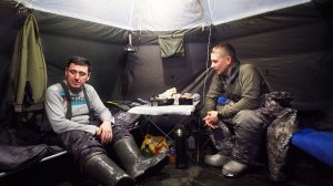 ЖОР ЩУКИ НА ЖЕРЛИЦЫ! ЖИВЕМ В ПАЛАТКЕ НА ЛЬДУ. 3 ДНЯ В ТАЙГЕ С БРАТОМ. ЛЁД 25-26. Часть 1