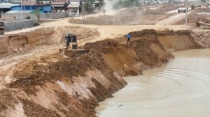 Часть 2. Реконструкция дороги рядом с каналом с помощью бульдозера Komatsu D58P и самосвалов.