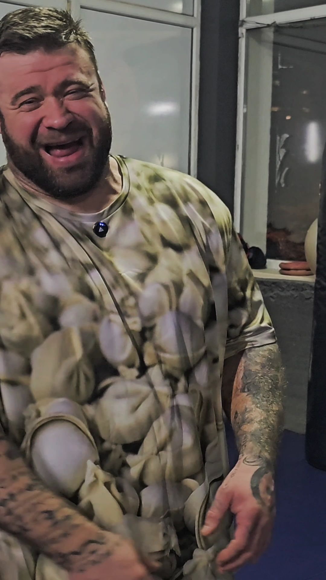 Барышни в клубах.