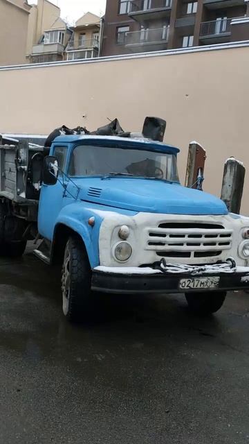 Зил 130 работает в Петербурге в 2025 году. Вывоз мусора.