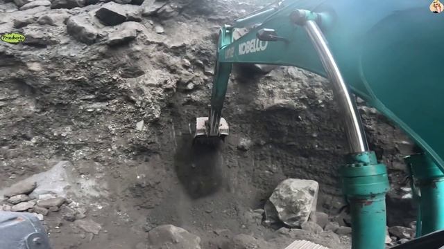 Строительство, экскаватор копает песок смотреть онлайн