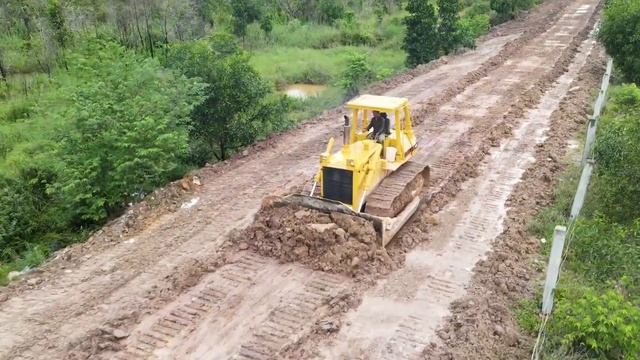 Part_1. Строительство дороги с использованием горного камня. Бульдозер толкает камни. смотреть онлайн