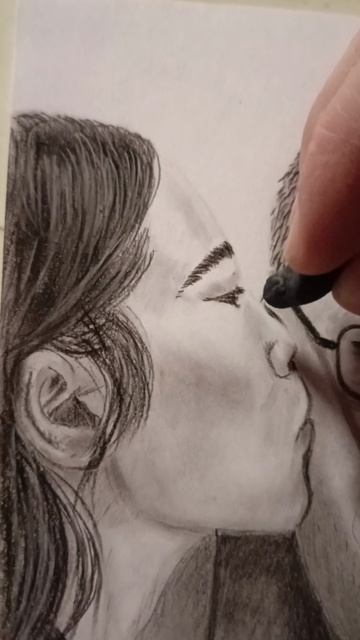 Как нарисовать портрет угольным карандашом. Учусь рисовать. Портрет по фото.