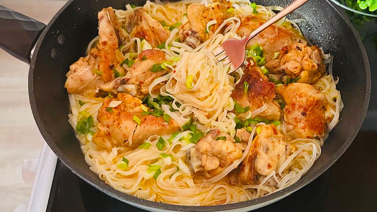 Как приготовить Идеальный ужин на сковороде 🍗 Блюдо на Каждый День! Курица с рисовой лапшой! смотреть онлайн