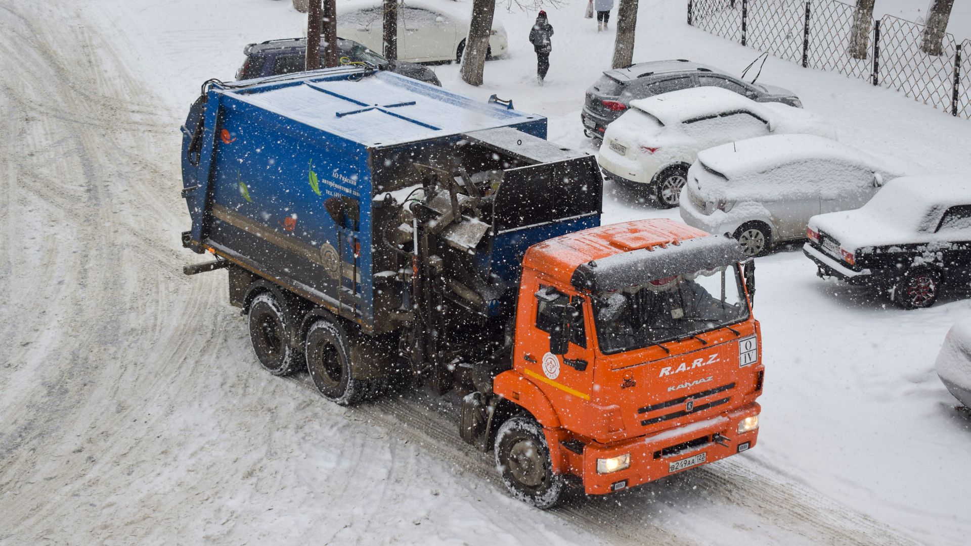 Мусоровоз МК-4554-08 на шасси КамАЗ-65115-50 (В 249 АА 122). / KAMAZ garbage truck. смотреть онлайн