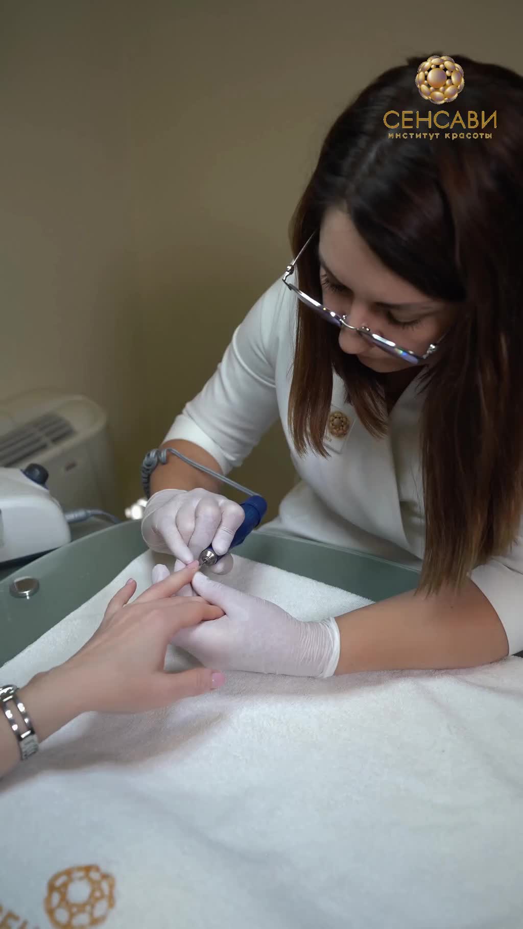 Не откладывайте на последний день запись на маникюр и педикюр. Эти процедуры пользуются большой п... смотреть онлайн