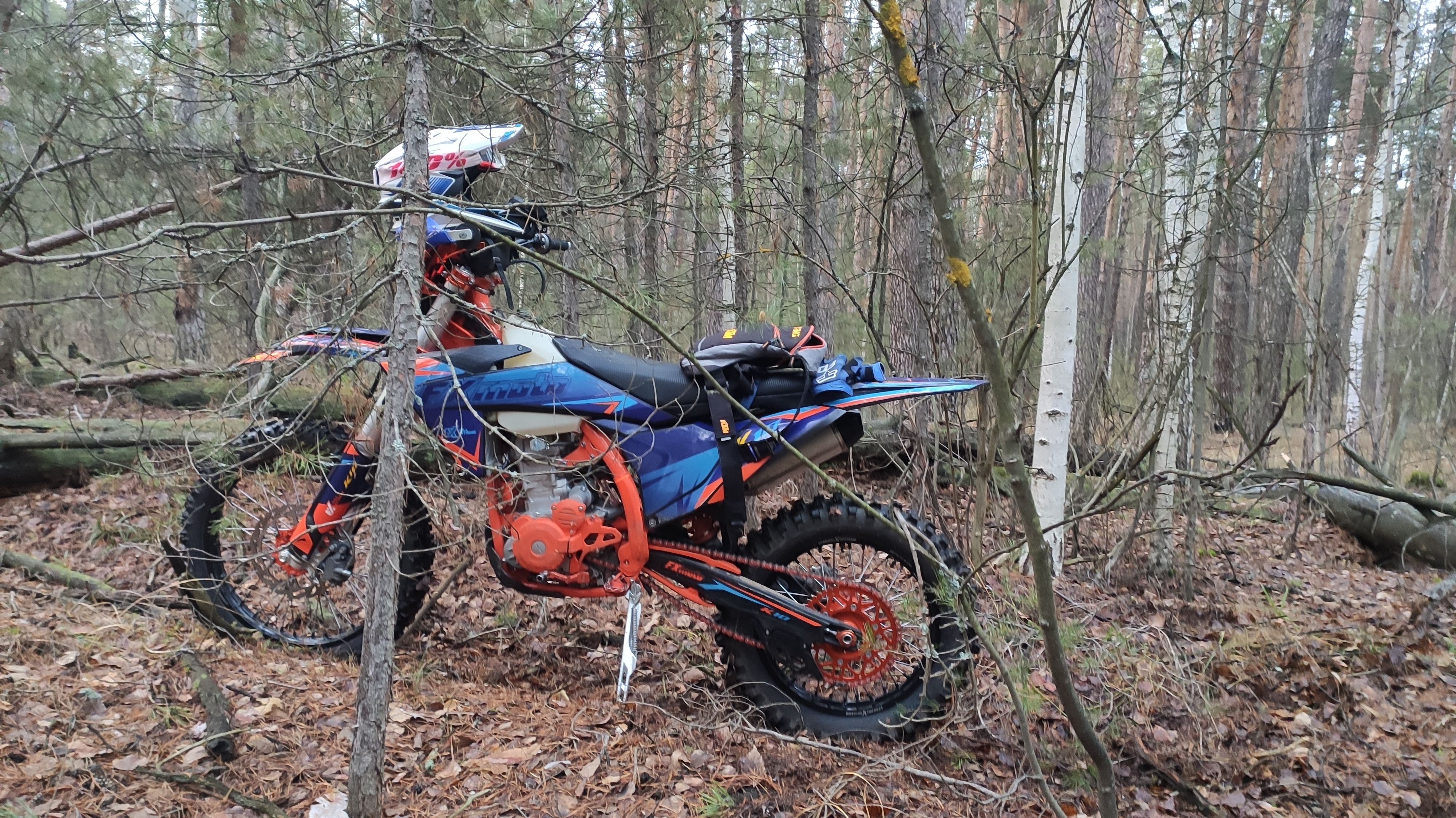 Пока зима на паузе, эндуро сезон продолжается! Сегодня много бревен и пота) смотреть онлайн