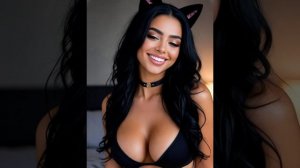 Горячая брюнетка-косплеерша