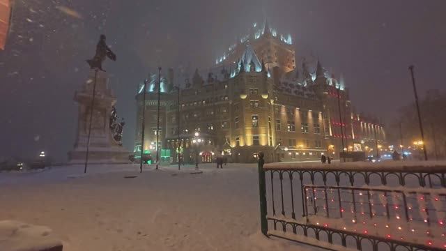 🇨🇦 Великолепная прогулка СНЕЖНОЙ НОЧЬЮ по праздничным улицам Старого Квебека в формате 4K смотреть онлайн