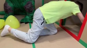 Марк изучает автомобильные факты с помощью радиоуправляемого гоночного автомобиля