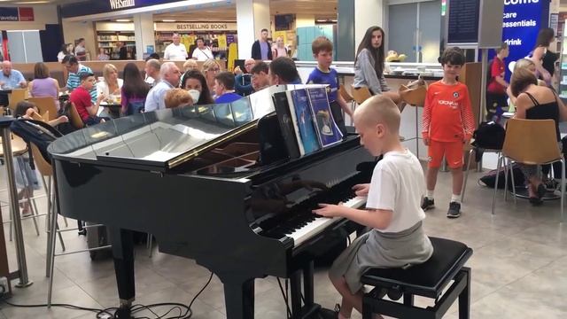 Мальчик играет на фортепьяно в аэропорту города Манчестер. Харрисон Крейн 11 лет. Harrison Crane. смотреть онлайн