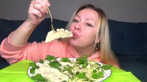 Мукбанг даплинги или корейские пельмени.Зелень. Еда на камеру.