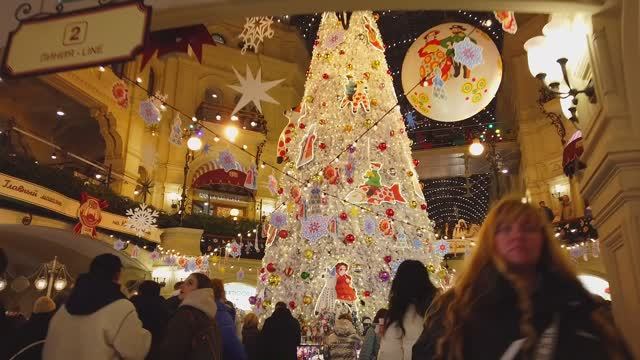 Какая Новогодняя ЁЛКА в ГУМе 2026. Дымковские игрушки. смотреть онлайн