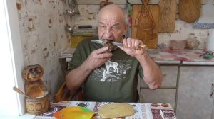 Как северные народы едят мясо с ножа