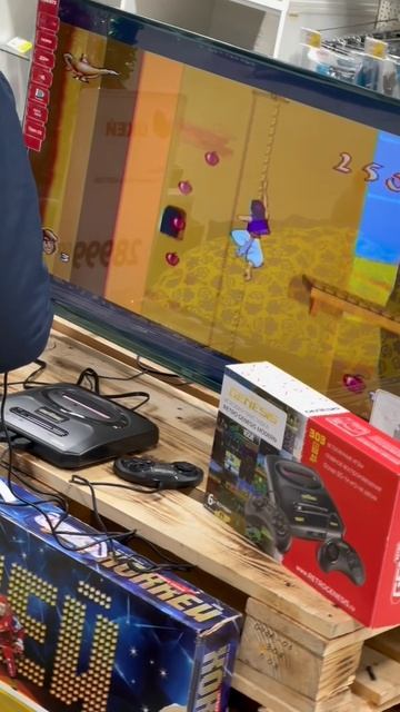 Играет в магазине в приставку из детства…эх было время.. смотреть онлайн