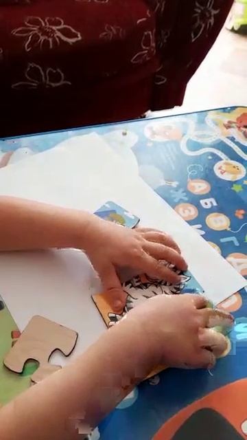 Малыш и пазлы